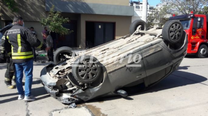 [AHORA] Volcó un automóvil en calle San Luis