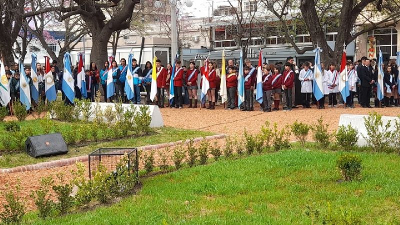En Plaza Centenario,  se realizó el acto oficial por el aniversario de la ciudad