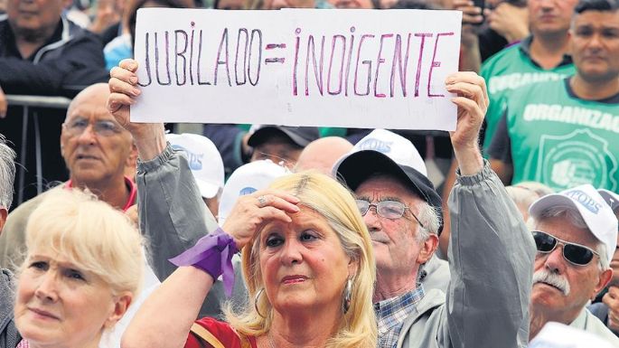 El Gobierno evalúa traspasar a planes sociales a los jubilados de la moratoria