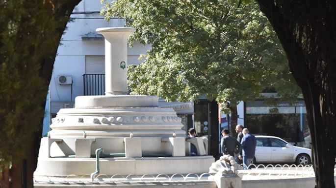 La plaza Centenario recupera los bancos de madera y suma iluminación
