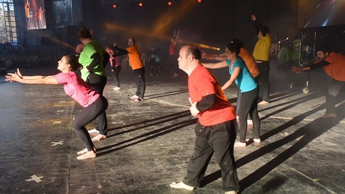 Temática flúor: habrá una nueva noche de boliche inclusivo