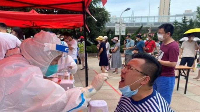 China realizará test a nueve millones de personas tras su primer rebrote después de dos meses