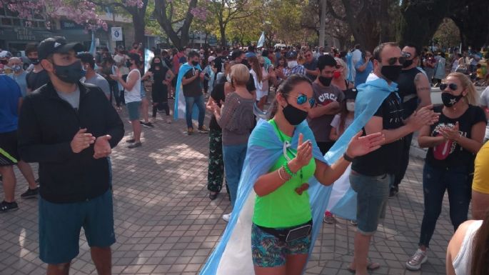 [Videos] Comenzó la marcha contra las medidas restrictivas en plaza Centenario