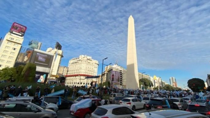 Manifestantes se concentran en el Obelisco para protestar contra políticas del Gobierno