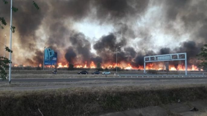 Incendio de proporciones en la autopista Córdoba-Carlos Paz