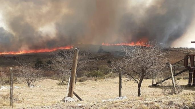 Hubo evacuados e intentan sofocar un incendio en Salsacate