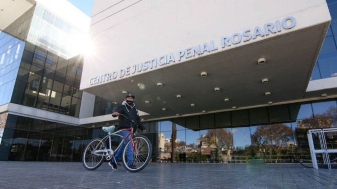 Un policía cambió 10 armas y municiones por una moto