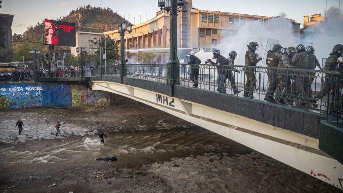 Carabineros inicia proceso de expulsión al agente que lanzó a un joven desde un puente