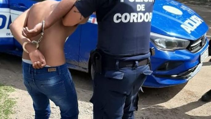 Un menor de 15 años fue detenido por arrebatar un celular en plena calle