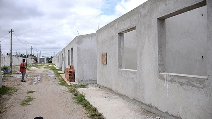 Lanzaron llamados a licitaciones para techos y pavimentos de las 47 Viviendas entre otras obras