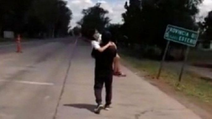 Como no lo dejaban entrar a Santiago, llevó a su hija de 12 años en brazos