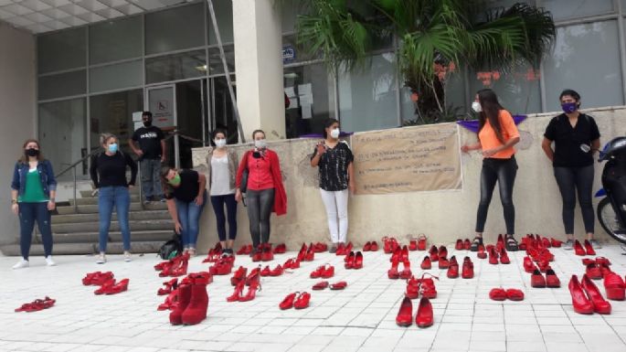 Instalaron 98 pares de zapatos rojos frente a la Policía y Tribunales