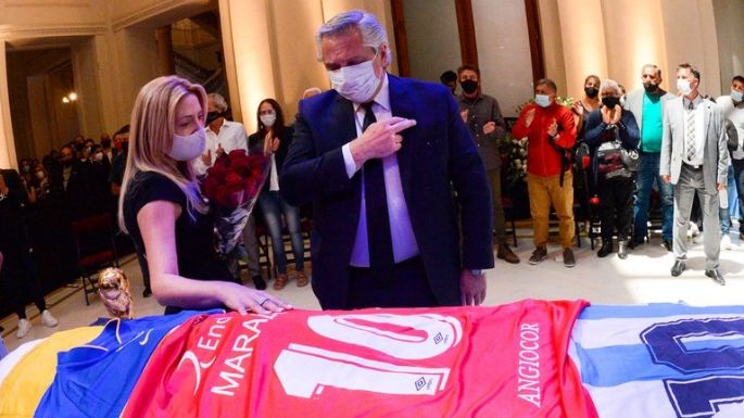Alberto Fernández dejó la camiseta de Argentinos y el pañuelo de Abuelas y Madres