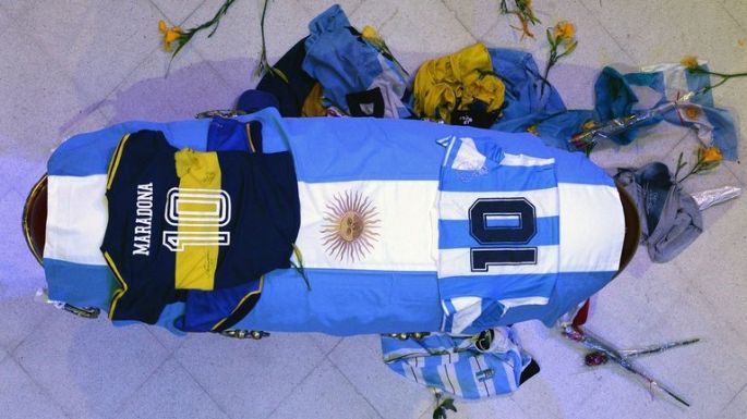 El papa Francisco le envió un rosario bendecido a la familia Maradona