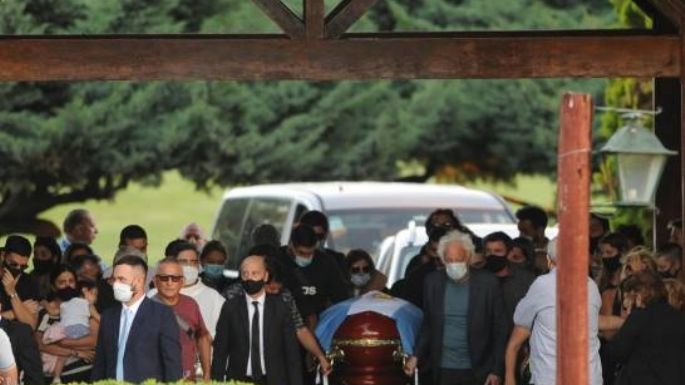 Familiares, amigos y allegados en la sepultura de Maradona