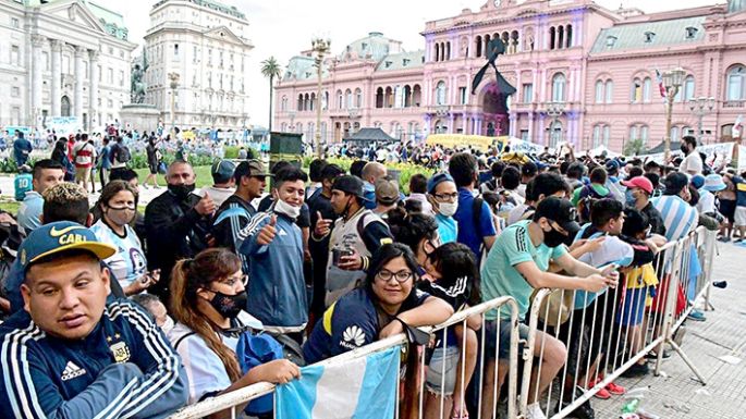 El pueblo le dio su último adiós en una jornada que se empañó por los desbordes