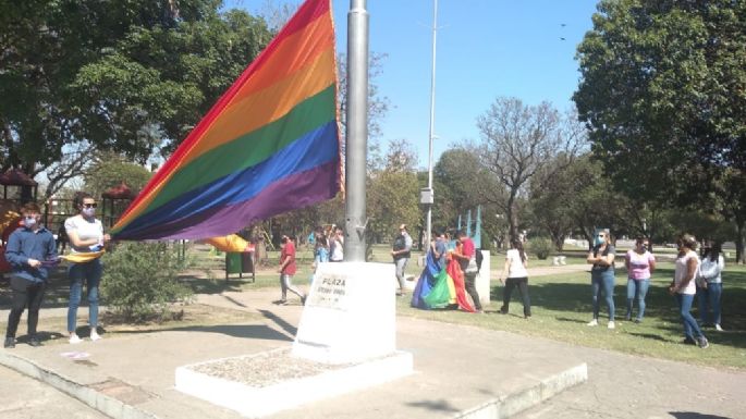 [Video] Se izó la Bandera de la Diversidad en plaza Pedro Viñas