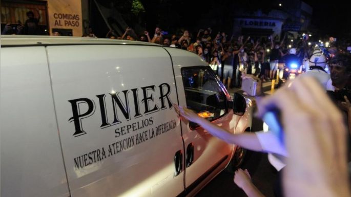 Se entregó el tercer hombre que se había fotografiado con el cadáver de Maradona