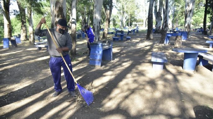 Colocan nuevos bancos, mesas y asadores