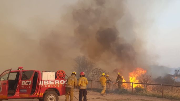 Incendio activo: Bomberos siguen trabajando en Ambul y Mussi