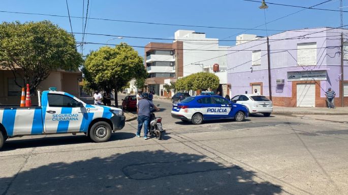 Una ciclista terminó con lesiones graves tras chocar contra un auto
