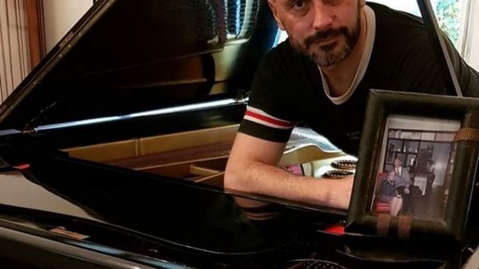 Germán Ruiz actúa por streaming y despide a su antiguo piano