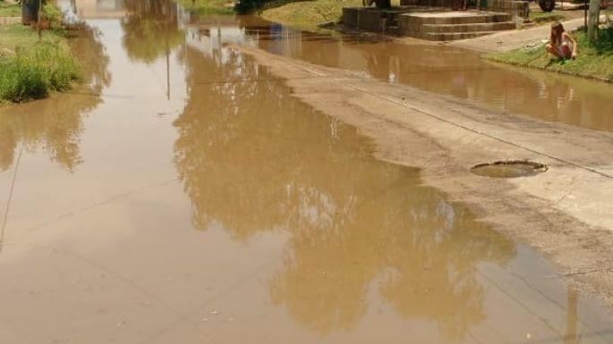 Quejas por agua acumulada en las calles