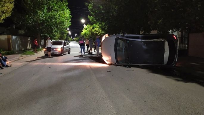 Un joven lesionado en choque entre autos en la madrugada