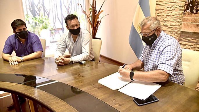 Se firmó el contrato para el inicio de obras en el parque Alba Rava de Pizzorno