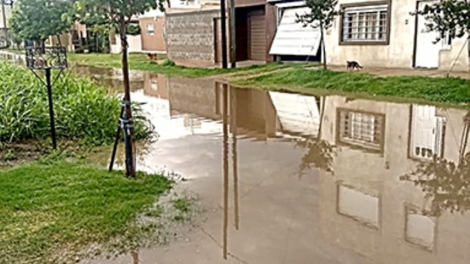 Vecinos del barrio Industrial reclaman por la inundación de calles