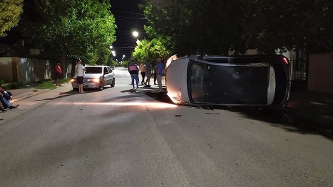 Un joven lesionado al chocar y volcar durante la madrugada