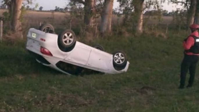 Cuatro heridos al despistarse y tumbar un auto