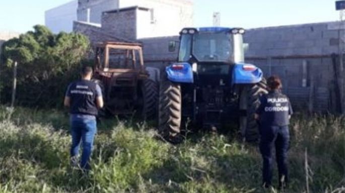 Le robaron los tractores, alquiló un avión y logró recuperarlos