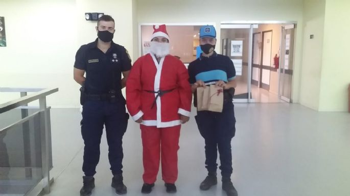 La Policía repartió regalos, golosinas y presentes a los niños en el Hospital Pasteur