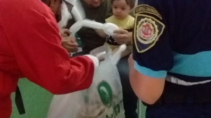 La Policía repartió regalos, golosinas y presentes a los niños en el Hospital Pasteur