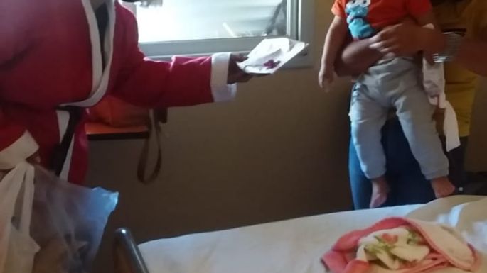 La Policía repartió regalos, golosinas y presentes a los niños en el Hospital Pasteur