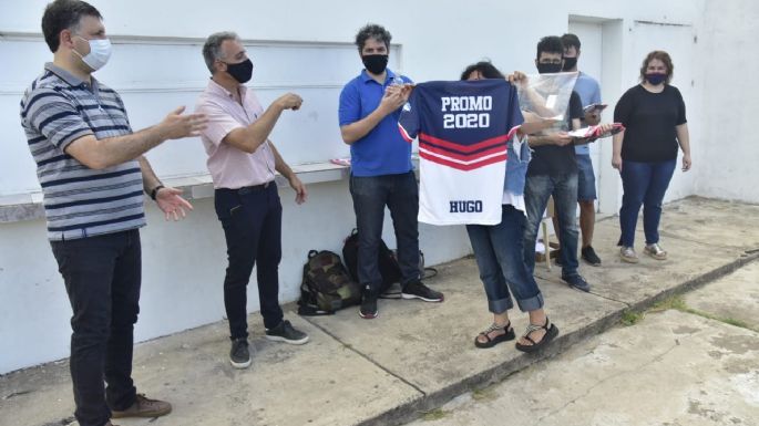 Terminalidad: más de 150 jóvenes y adultos concluyeron la secundaria y reciben las remeras “de la promo”