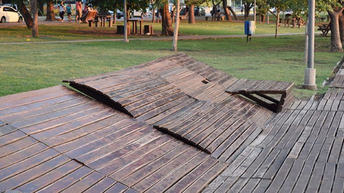 Instaron al DEM a renovar el mobiliario urbano de la costanera