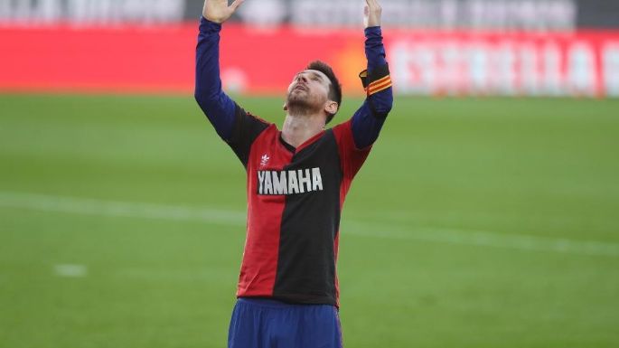 Multaron con 600 euros a Messi por el homenaje a Maradona