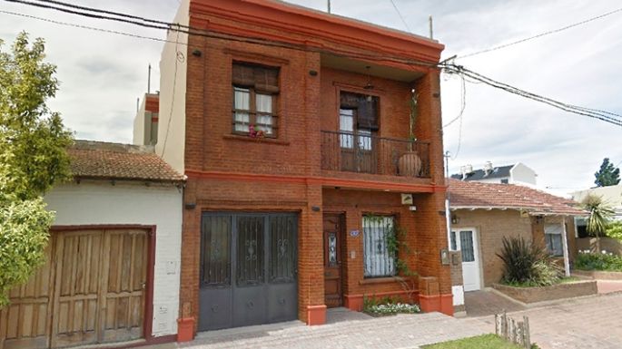 Los golpearon, les robaron y le prendieron fuego a la casa