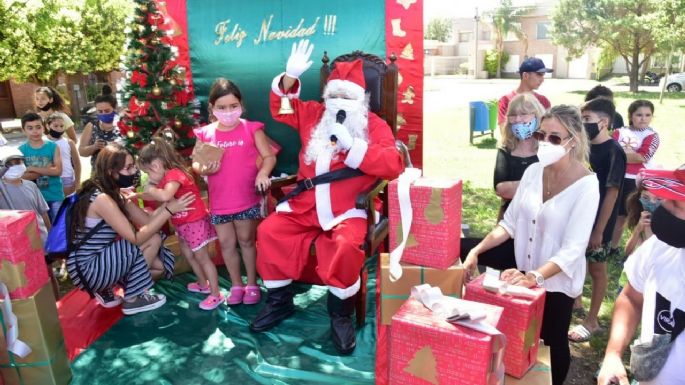 Papá Noel recorre los barrios para sacarse fotos y entregar golosinas a los niños