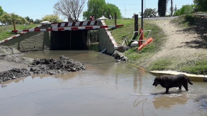 Quejas por rotura del caño de agua en barrio Santa Ana