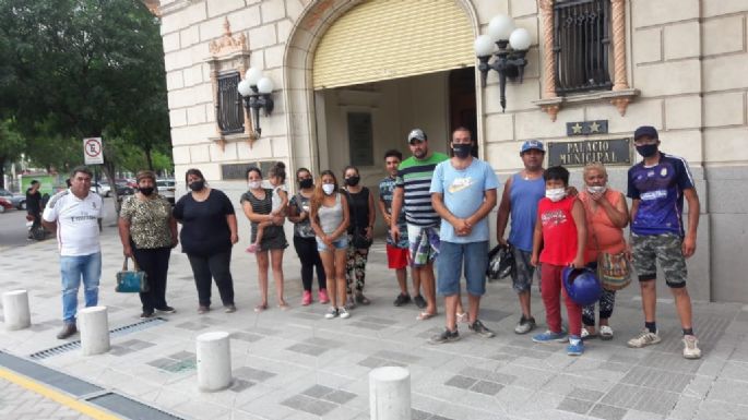Vecinos de Villa del Sur reclaman por la falta de luz frente al municipio