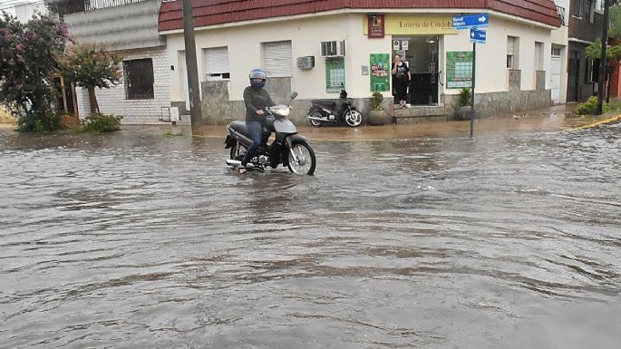 [Vídeos] Lluvia, granizo y calles anegadas