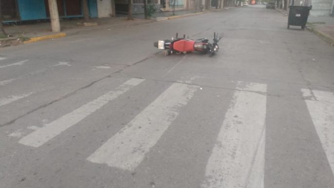 Choque entre un auto y una moto dejó un hombre quebrado