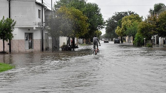 La lluvia trajo alivio y calles inundadas