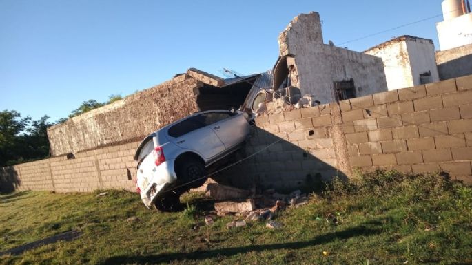 Se estrelló un auto contra una vivienda