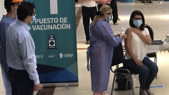 "Estoy muy emocionada" dijo una de las primeras médicas vacunadas