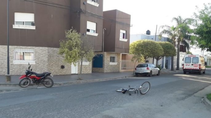 Fueron trasladados al Pasteur tras chocar una moto con una bici playera