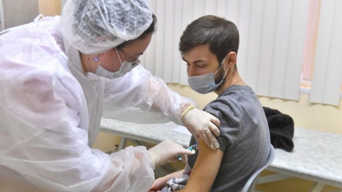 Rusia comenzó a vacunar al personal de salud, trabajadores sociales y docentes